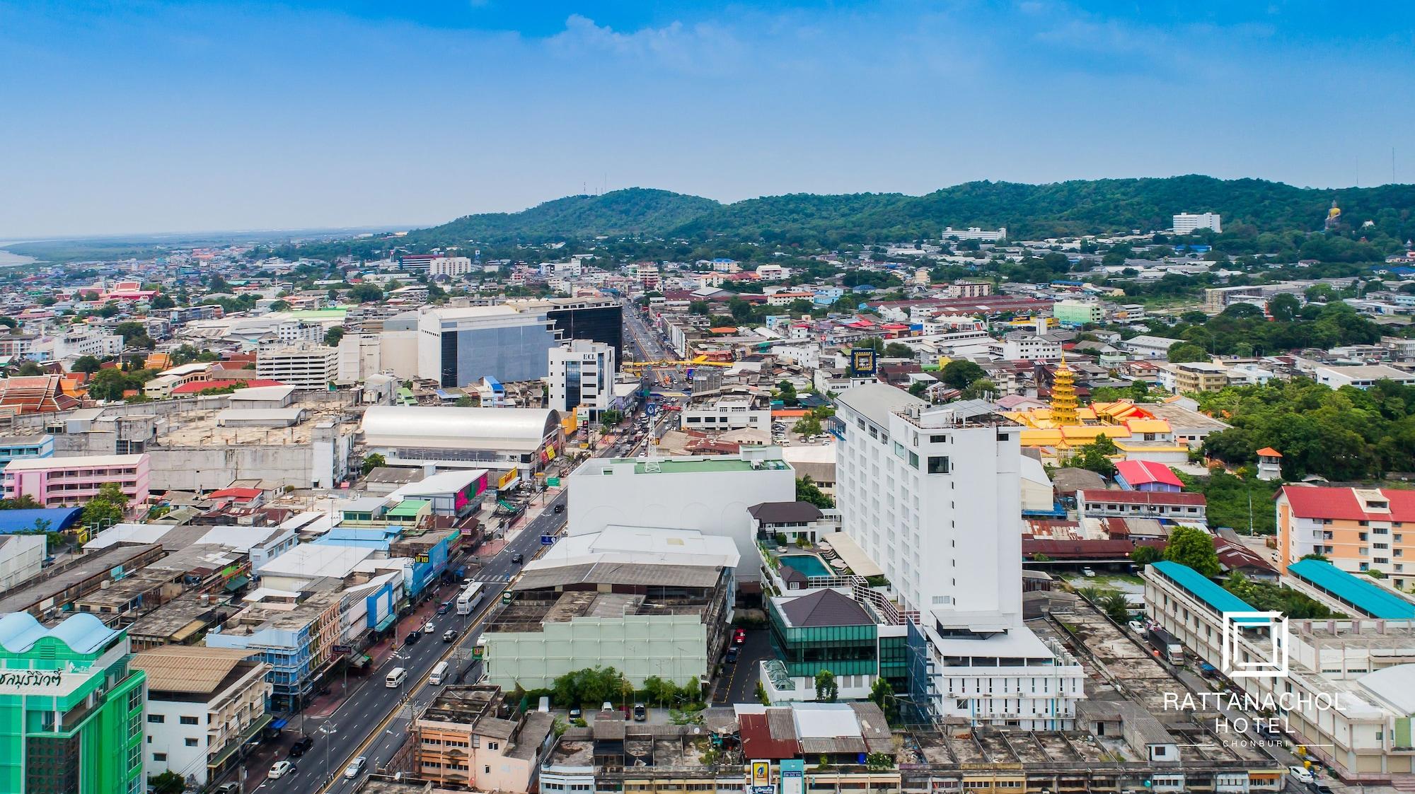 Rattanachol Hotel Chonburi Extérieur photo