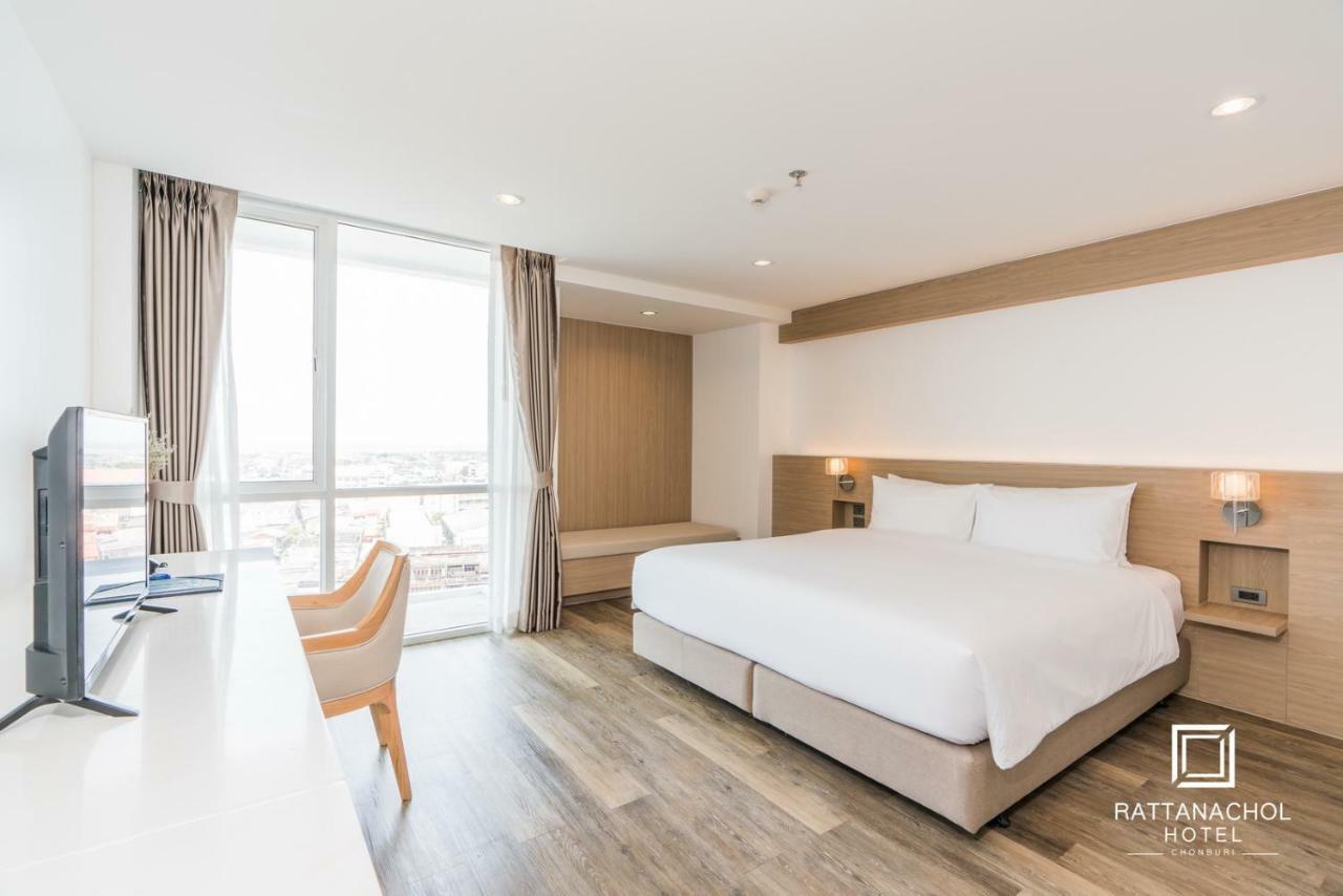 Rattanachol Hotel Chonburi Extérieur photo