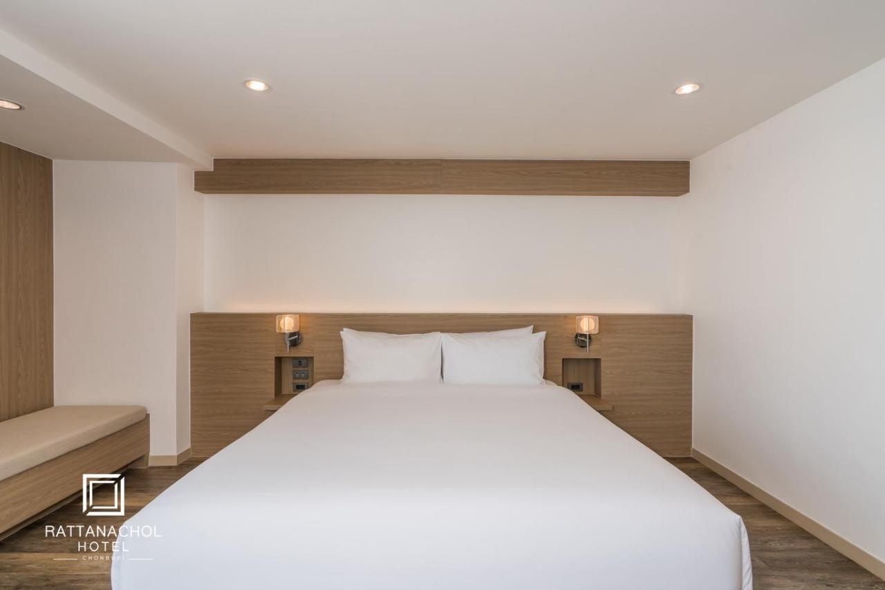 Rattanachol Hotel Chonburi Extérieur photo